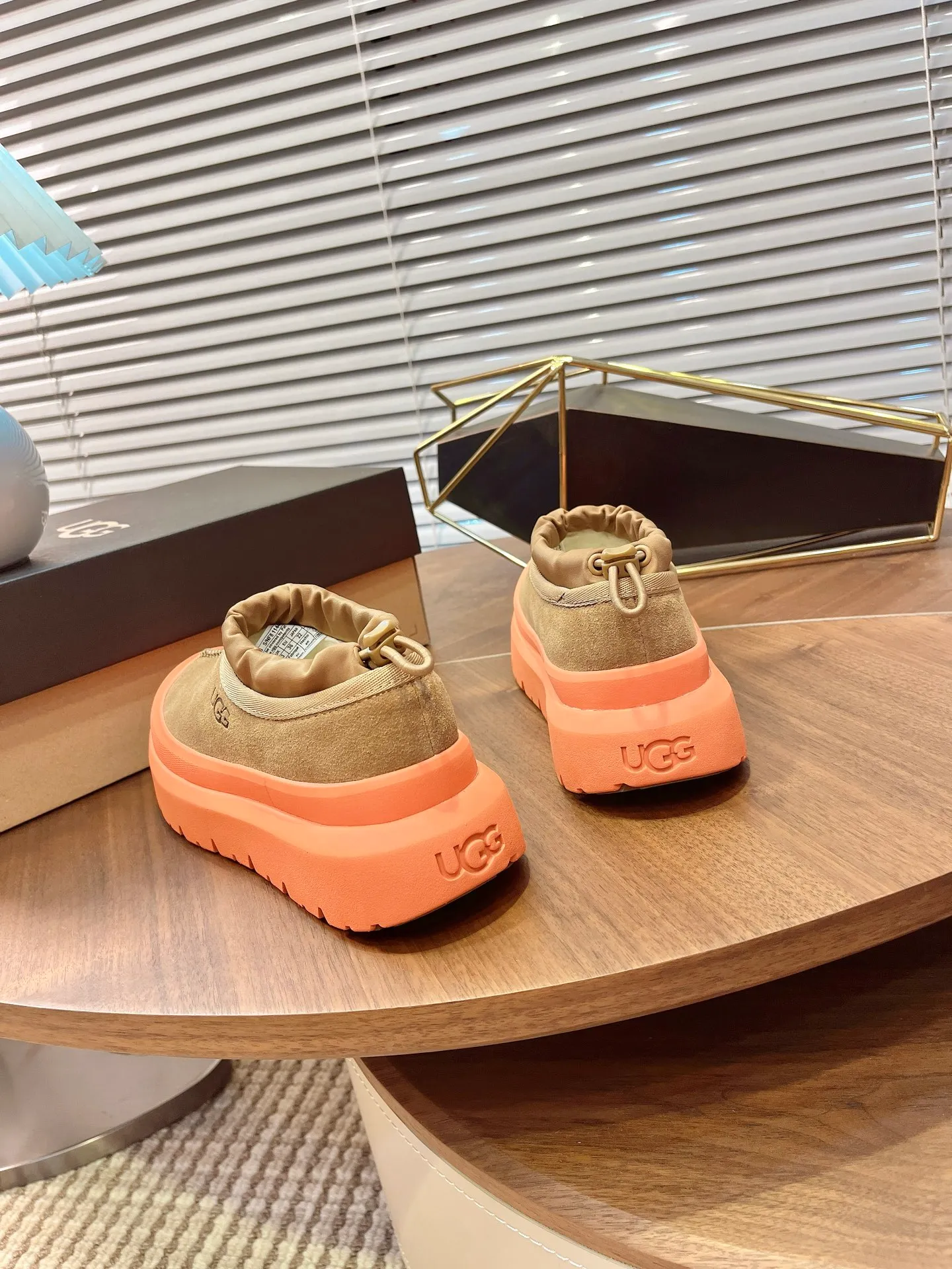 [UGG] P:500💰 Couple shoes Size: 35-44 [Wang Yibo's same style] UGG2025 new winter style Tasman fashion shoes for men and women 1144096 Ugg new fur shoes for autumn and winter, snow boots, same style for men and women ~ Handsome slip-on, lazy shoes, super easy to put on and take off ~ Suede cowhide fabric ~The soles are molded from original soles, not cheap rubber foam, but made of modern material. The characteristics of this material are that it is light, wear-resistant and non-slip. The outsole has a clear logo imprint, which is comparable to that of a store~